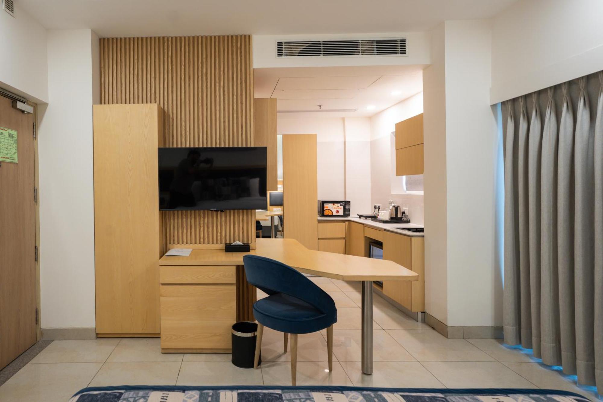 Ar Suites Klj Square Γκουργκάον Εξωτερικό φωτογραφία