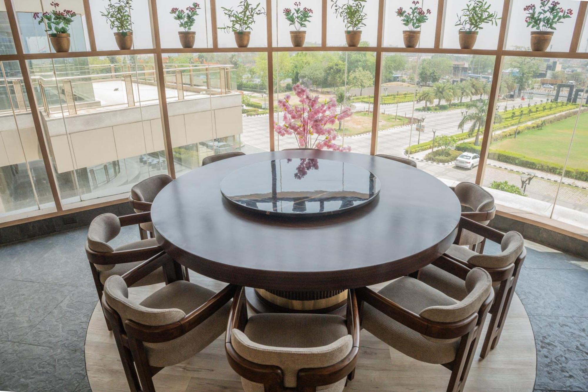 Ar Suites Klj Square Γκουργκάον Εξωτερικό φωτογραφία